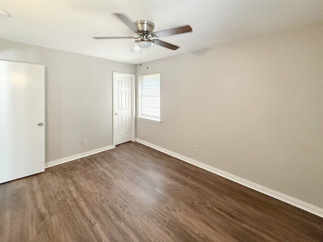 Building Photo - 3533 Antilles Dr