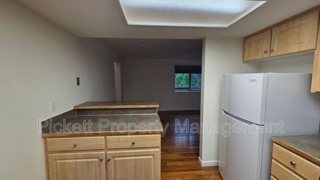 Building Photo - 565 NW Carolyn Ln