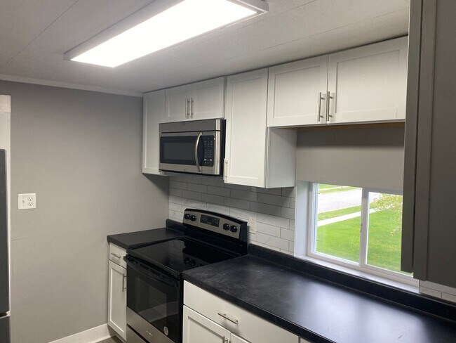 Building Photo - Elm/McDonald