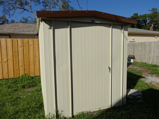 Building Photo - Three Bedrooms One Bathroom with Shaded Porch