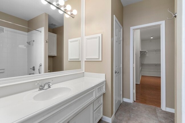 Building Photo - 707 W Heights Hollow Ln