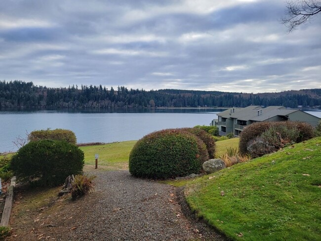 Building Photo - 2BD Condo Located in Charming Neighborhood...