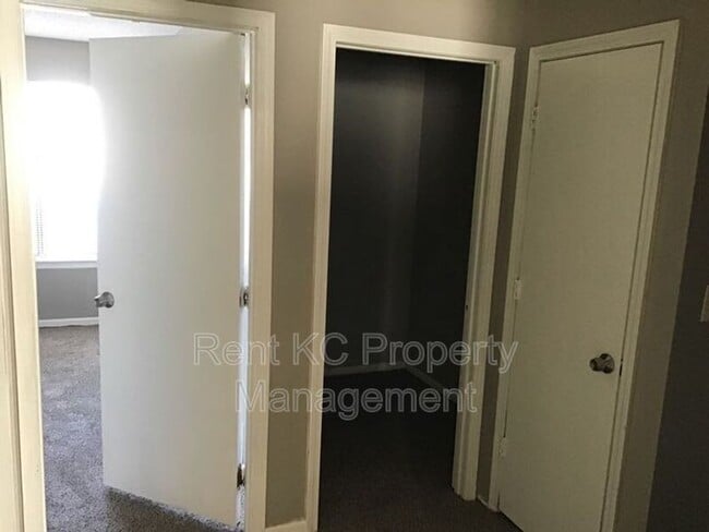 Building Photo - 208 W Meadow St