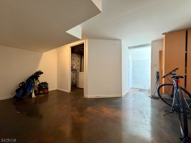 Building Photo - 58 Yale St