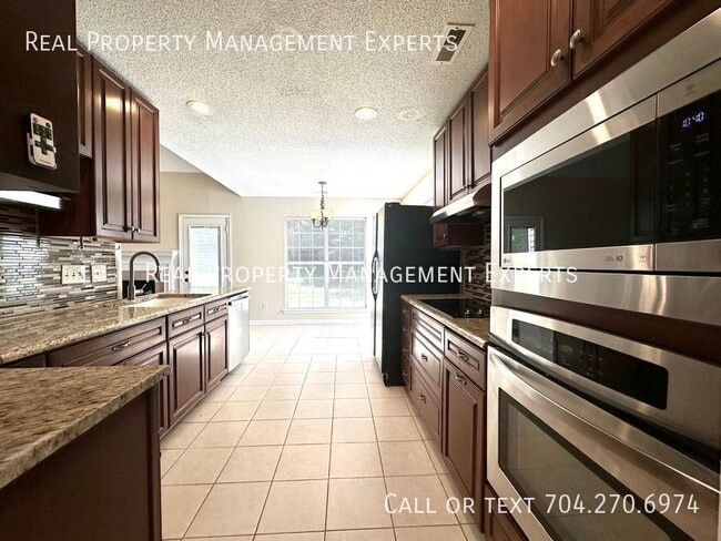 Building Photo - 7915 Vermilion Dr