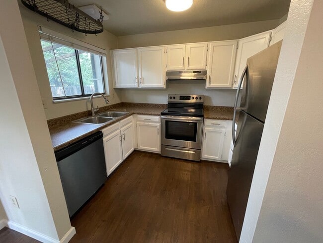 Building Photo - Centaur Village 3 Bedroom/2 Bath Newly Upd...