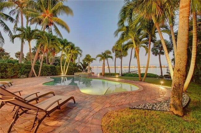 Building Photo - 1320 S Lakeside Dr