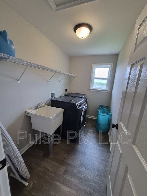 Building Photo - 6179 Ballyshannon Dr