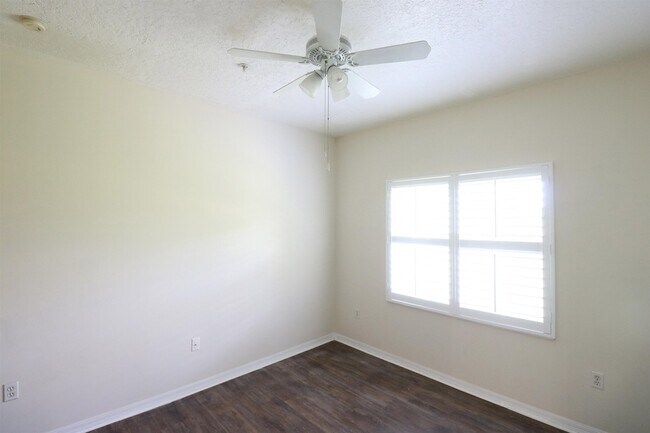Building Photo - 625 Fairway Dr