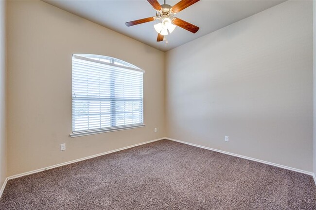 Building Photo - 2025 Lake Vista Dr