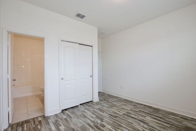 Building Photo - Gorgeous 4/3 Spacious Home with a 2 Car Garage Located on a Conservation Lot in Creekstone Neighb...