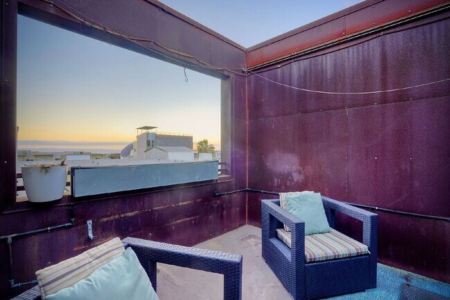 Building Photo - Little Italy Modern Townhome, 2 En Suite Bedrooms on Separate Levels, Private Roof Deck with Suns...