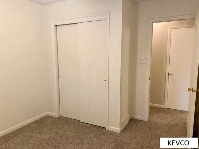 Building Photo - Great Three Bed in Campus West!