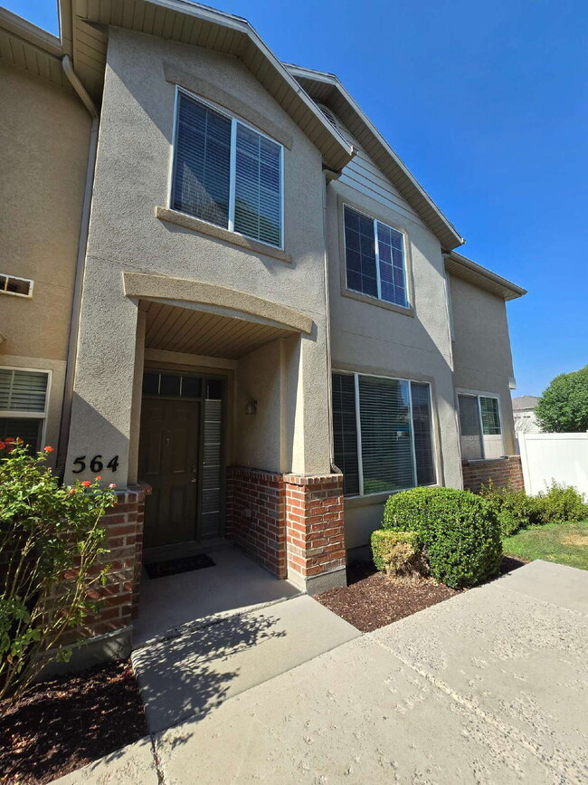 Primary Photo - "Charming 3-Bed Townhouse Retreat in North...