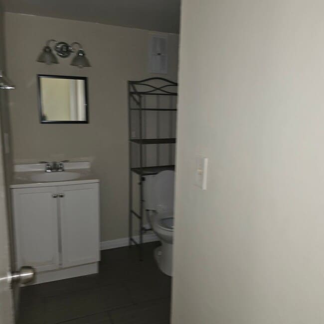 Building Photo - 922 N Lake Destiny Rd