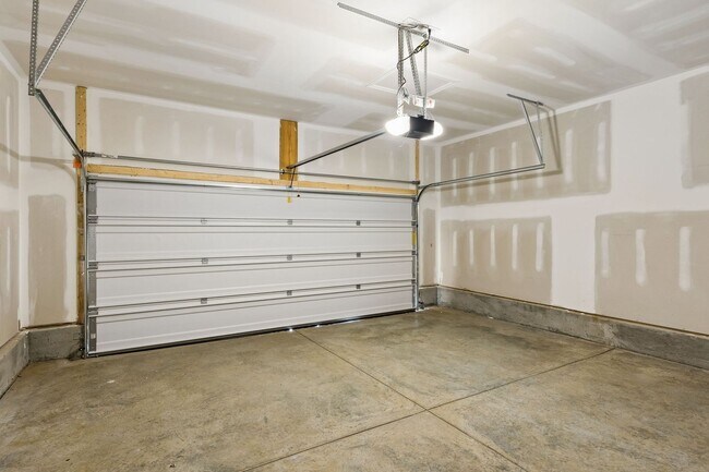 Building Photo - BRAND NEW - SINGLE FAMILY HOME IN COLUMBIA