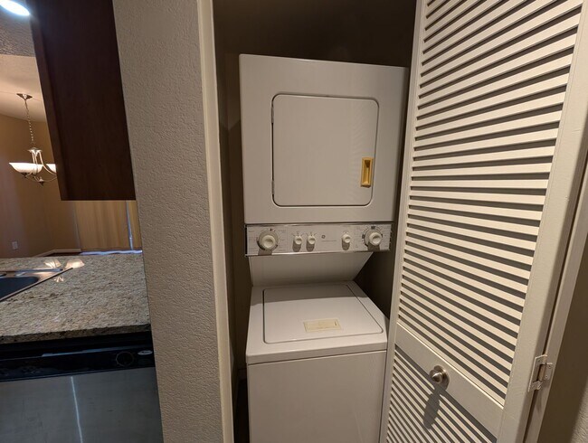 Building Photo - 1 Bedroom and 1 Bath