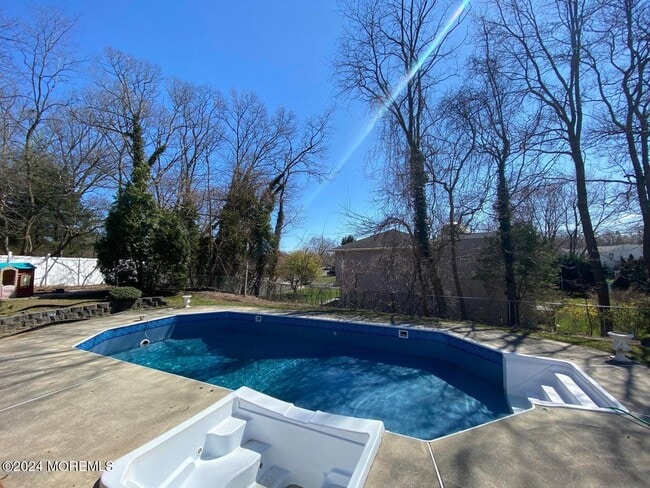 Building Photo - 2 Karen Ct