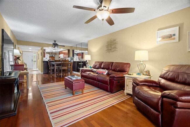 Building Photo - 1817 Golf View Dr