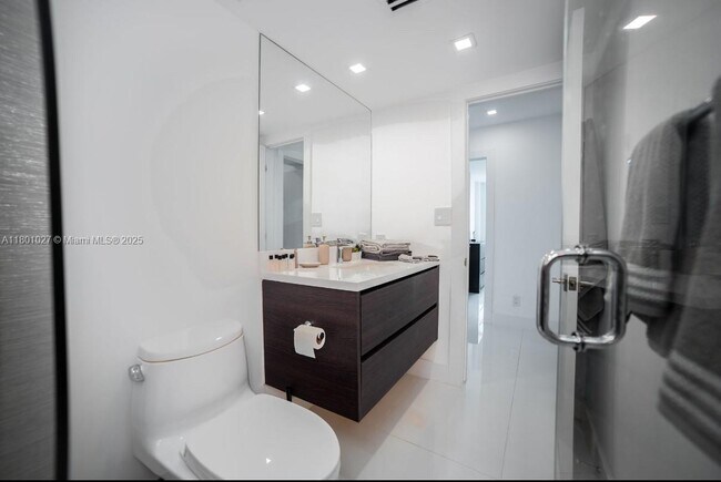 Building Photo - 5600 Collins Ave