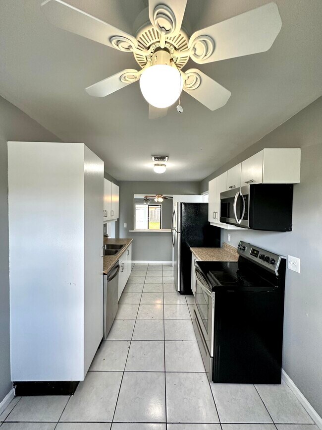 Building Photo - 947 Country Wood Ct