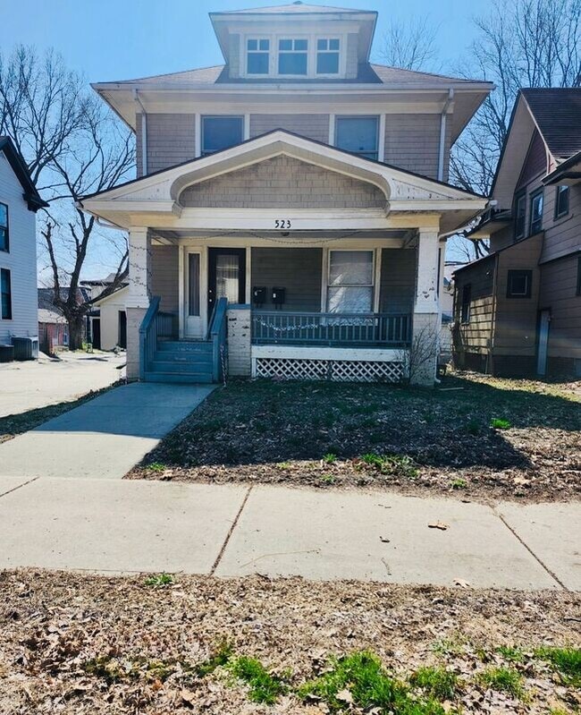 Building Photo - 523 W Maple Ave