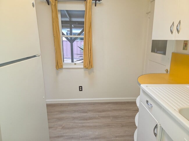 Building Photo - Charming Duplex Style 1 Bedroom 1 Bathroom Menlo Park Bungalow!