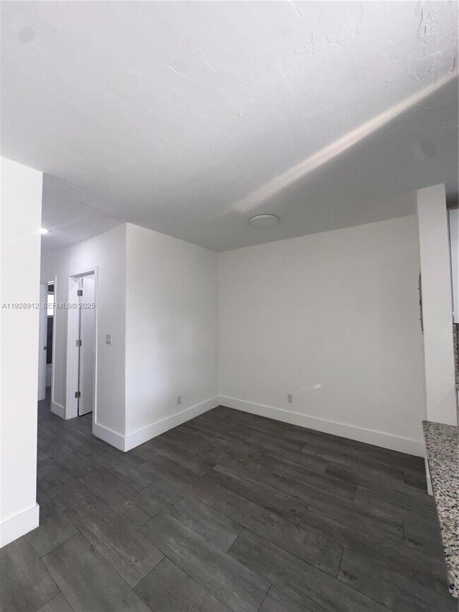 Building Photo - 1895 Venice Park Dr