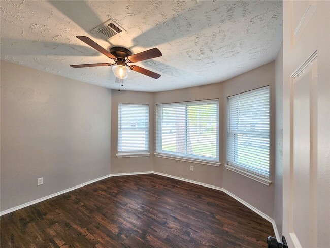 Building Photo - 2118 Creston Dr