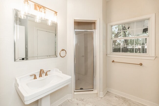 Building Photo - 118 N Caldwood Dr