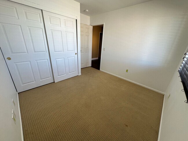Building Photo - Welcome to this 4 bed 2 bath home!