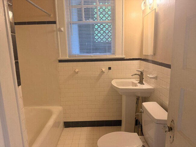 Building Photo - 3- bedroom 2 bathroom HEATHWOOD AREA!!