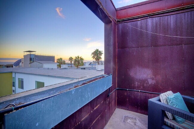 Building Photo - Little Italy Modern Townhome, 2 En Suite Bedrooms on Separate Levels, Private Roof Deck with Suns...
