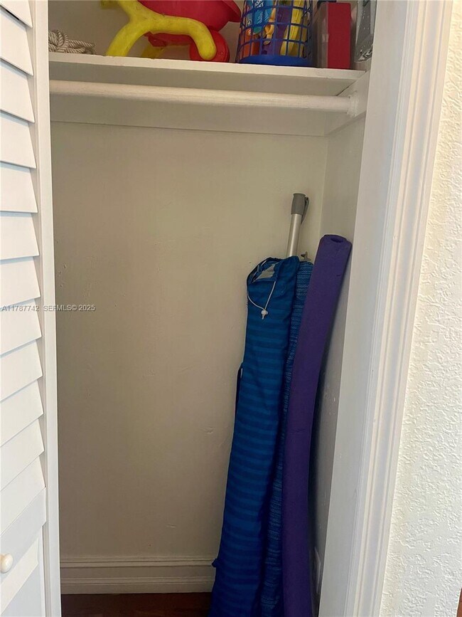 Building Photo - 316 Walnut St