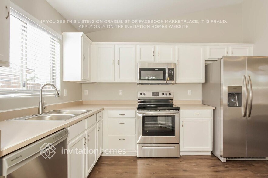 Building Photo - 3352 E Chickadee Rd
