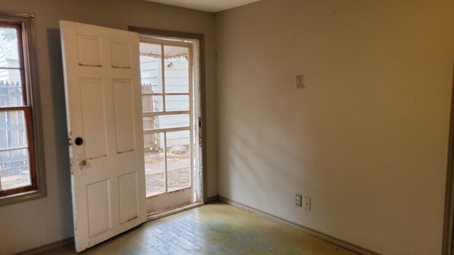 Building Photo - PRE-LEASING FOR September! Quiet Quaint Pr...