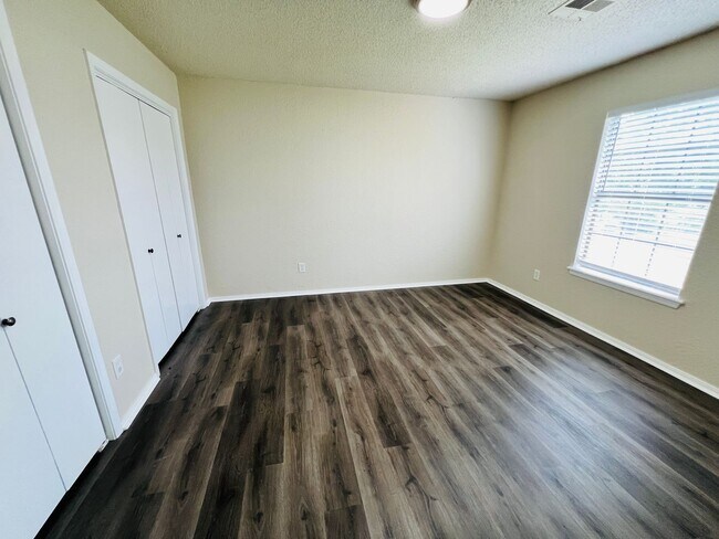 Building Photo - Spacious 4 bed 2.5 bath in Union Schools