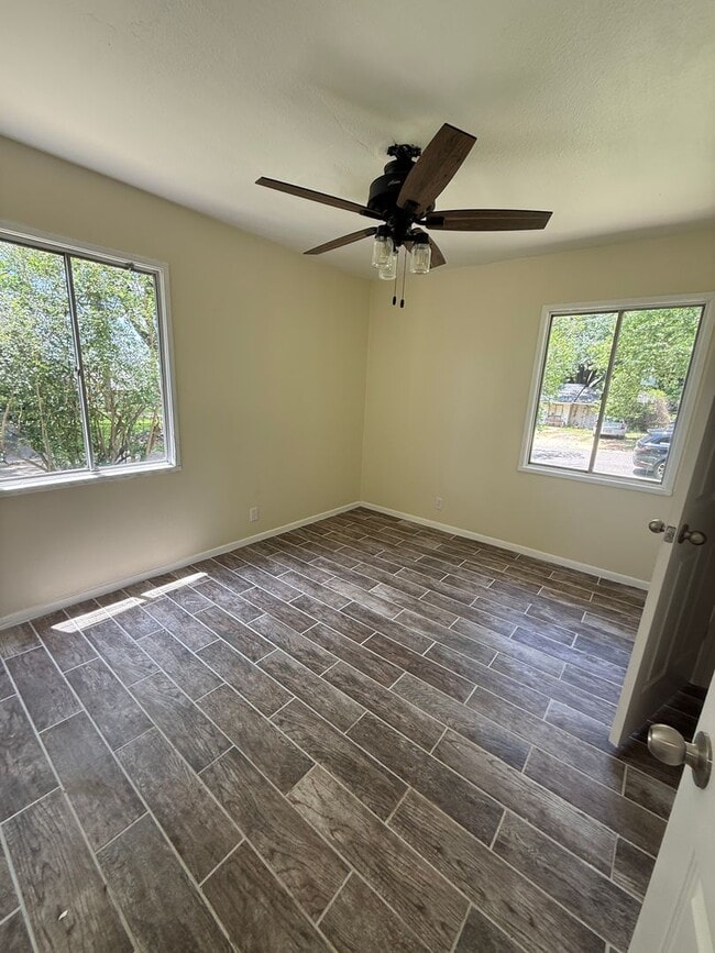 Building Photo - 4 bed 2 bath Southern Hills