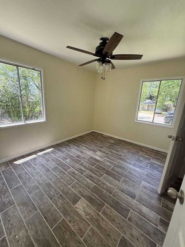 Building Photo - 9119 Bridgewood Dr