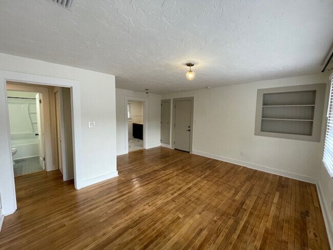 Building Photo - Recently Renovated 2 Bedroom Apartment in Duckpond