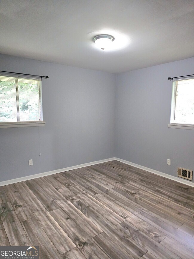 Building Photo - 5690 Deerfield Ct