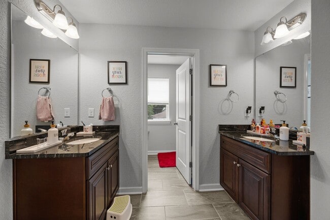 Building Photo - Spacious 6-Bedroom Home with Private Backy...