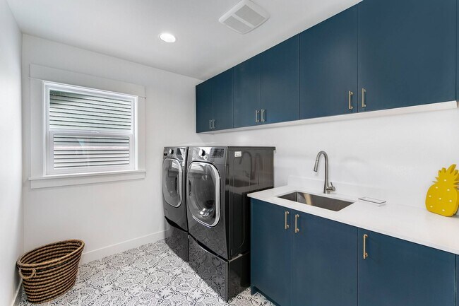 Building Photo - Gorgeous 4 Bed/3.5 Bath with Beautiful Fin...