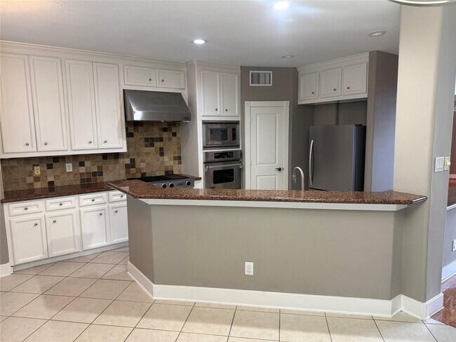 Building Photo - 332 Asbury St