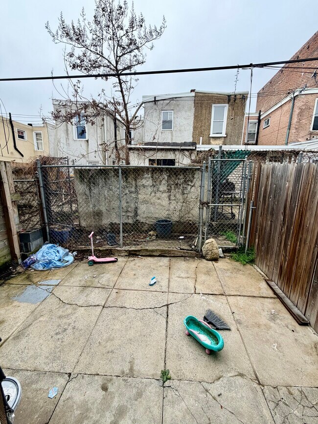 Building Photo - 2060 E Lippincott St