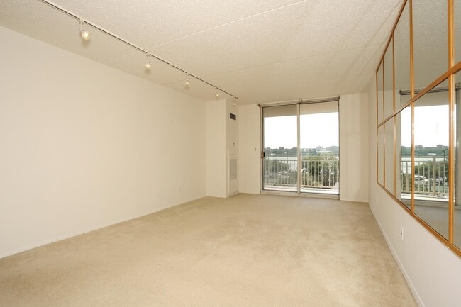 Building Photo - 1055 River Rd