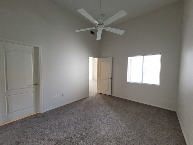 Building Photo - Gorgeous Henderson Condo with garage!
