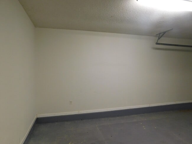 Building Photo - Quiet convenience