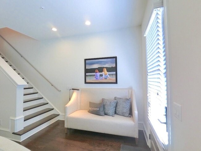 Building Photo - 871 3rd St