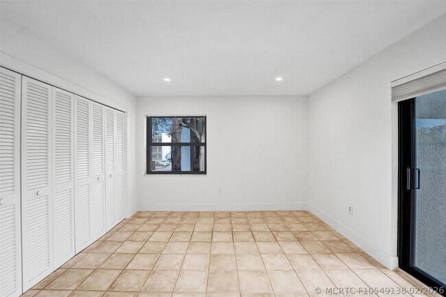 Building Photo - 4040 N Hills Dr